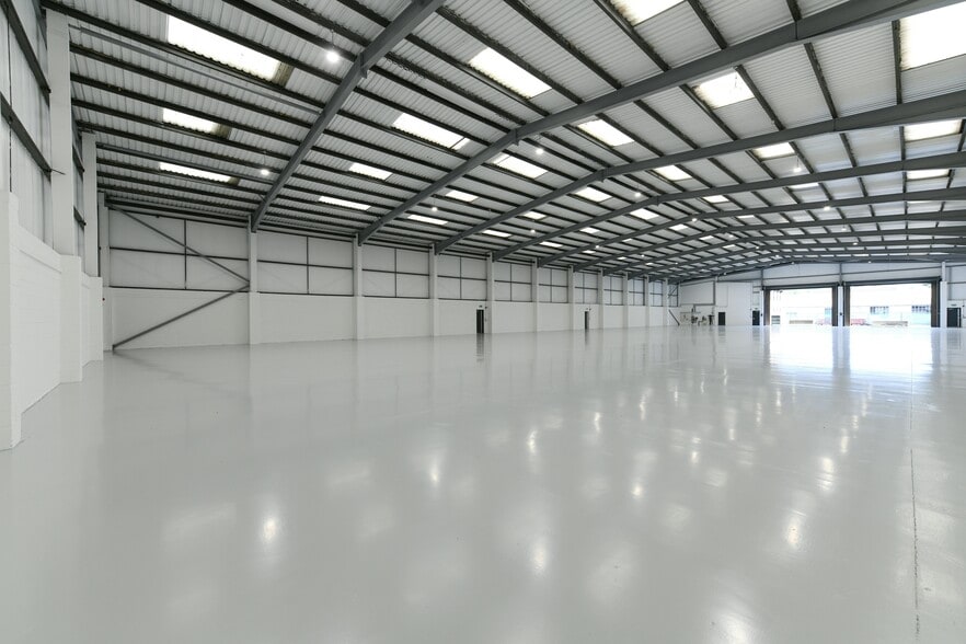 Brighton Rd, Coulsdon for lease - Interior Photo - Image 2 of 11