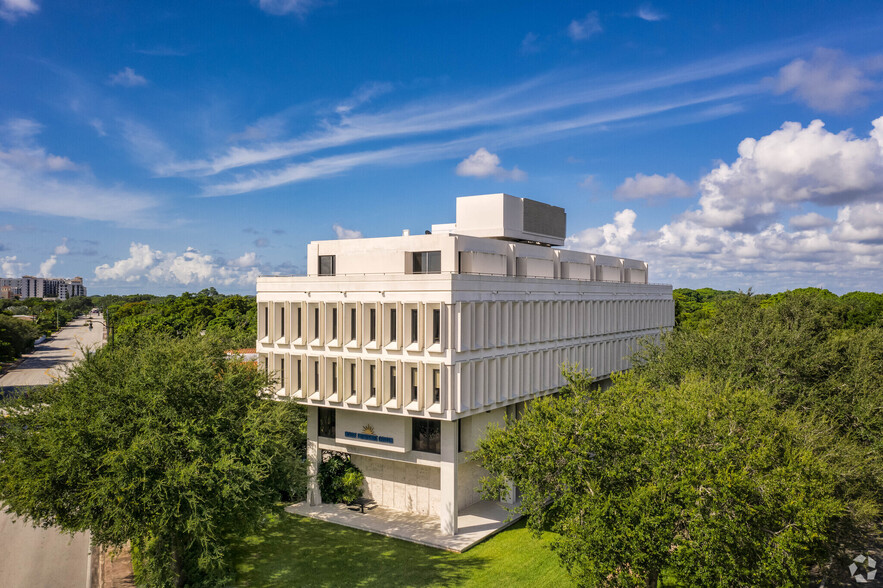 400 University Dr, Coral Gables, FL for lease - Building Photo - Image 1 of 4