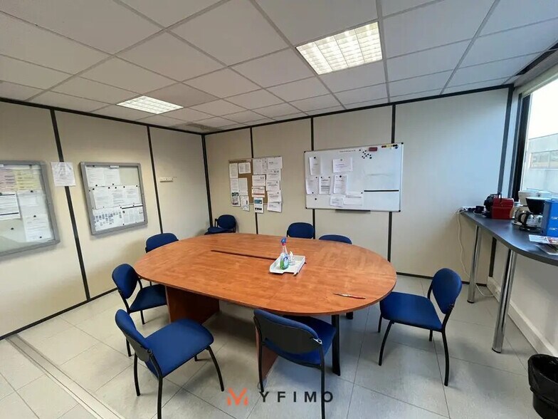 Office in Poissy for lease - Interior Photo - Image 2 of 4
