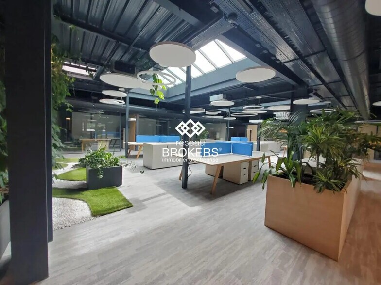 Office in Epagny Metz-Tessy for lease - Interior Photo - Image 1 of 12