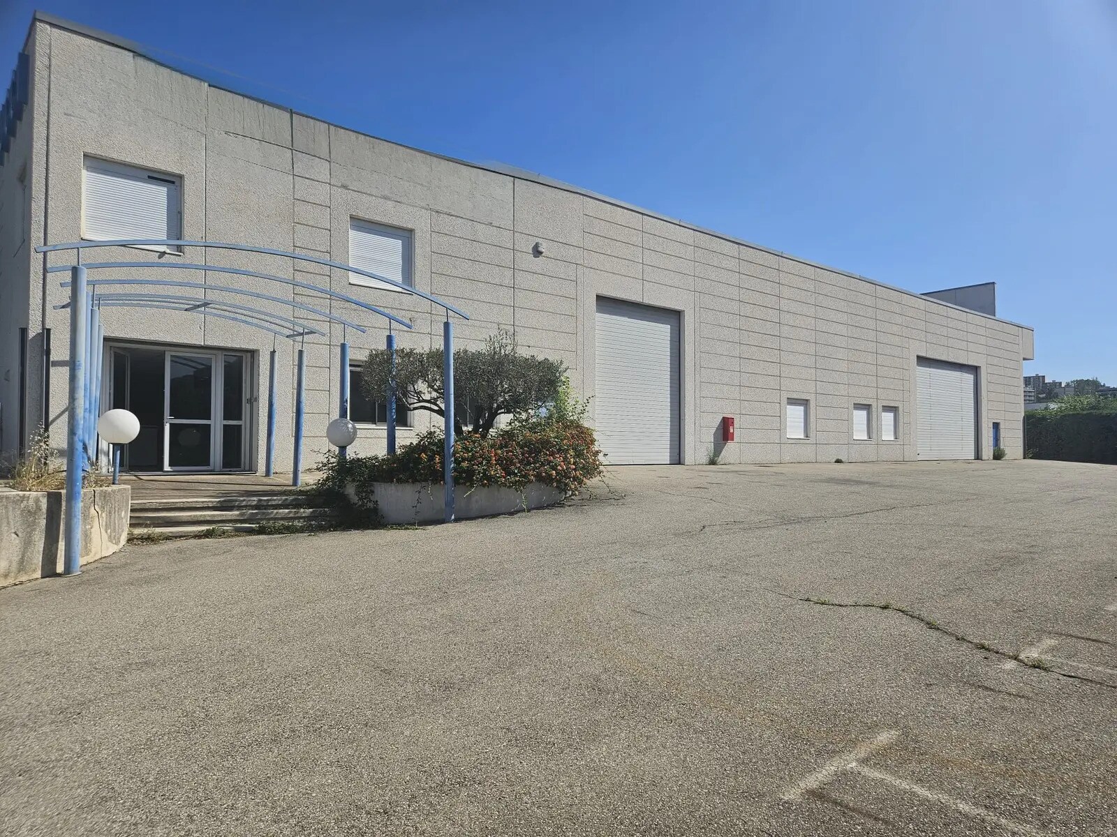 Flex in Marseille for lease Building Photo- Image 1 of 18