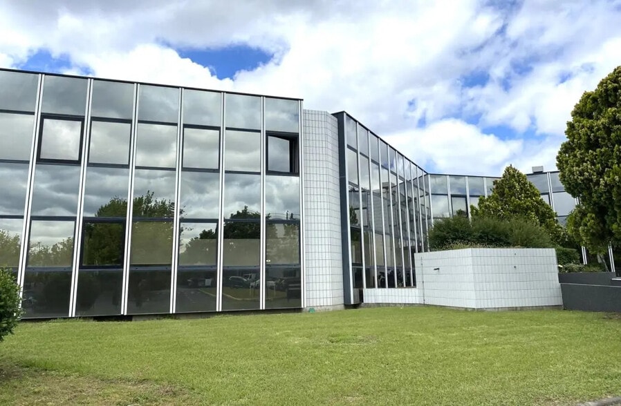 Office in Toulouse for lease - Building Photo - Image 2 of 14