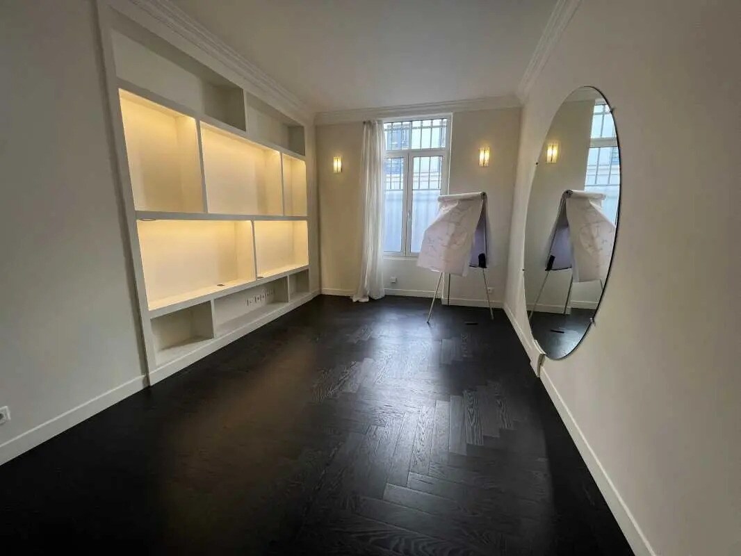 Office in Paris for lease Building Photo- Image 1 of 5