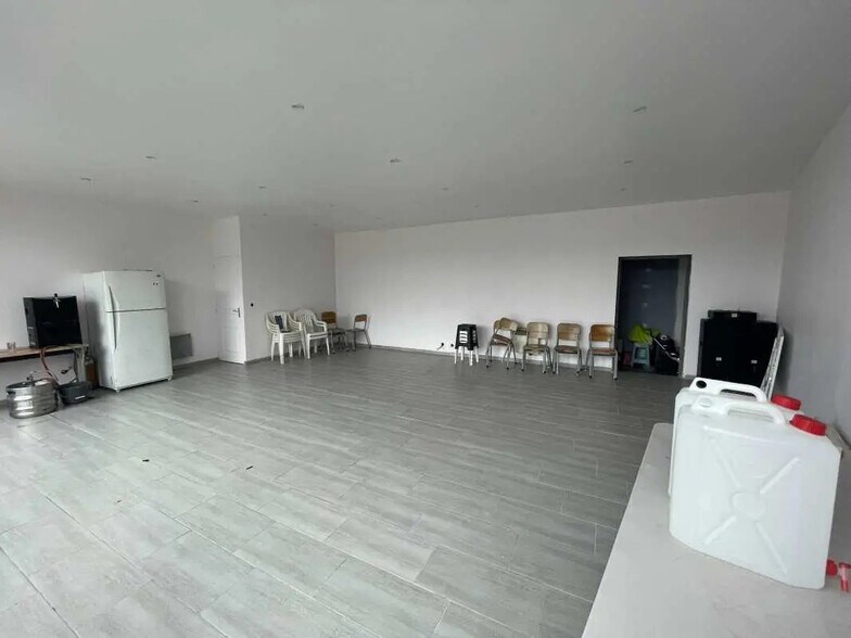 Office in Allonne for lease - Interior Photo - Image 1 of 5