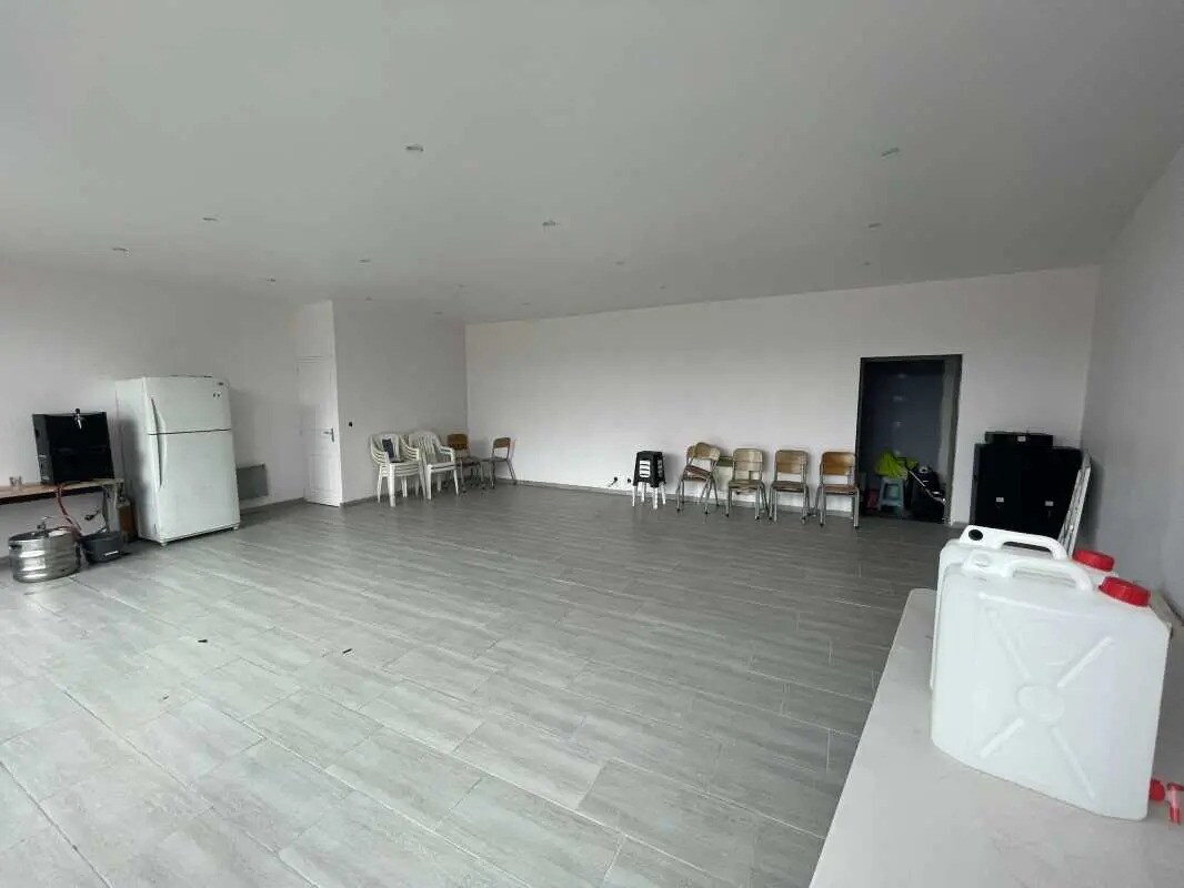 Office in Allonne for lease Interior Photo- Image 1 of 6