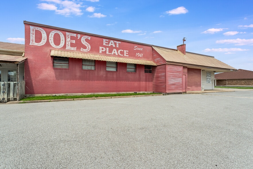 Doe's Eat Place portfolio of 2 properties for sale on LoopNet.com - Building Photo - Image 2 of 22