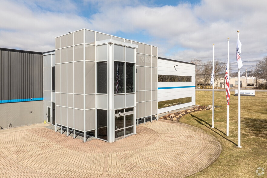 631 Airport Rd, Fall River, MA for lease - Building Photo - Image 2 of 6