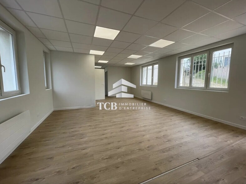 Office in Nantes for lease - Interior Photo - Image 2 of 3