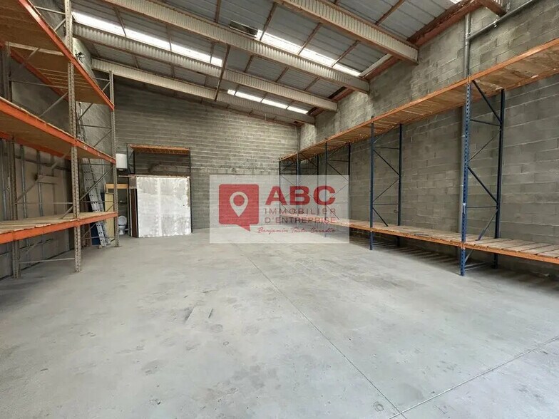 Flex in Thézan-lès-Béziers for lease - Interior Photo - Image 1 of 9