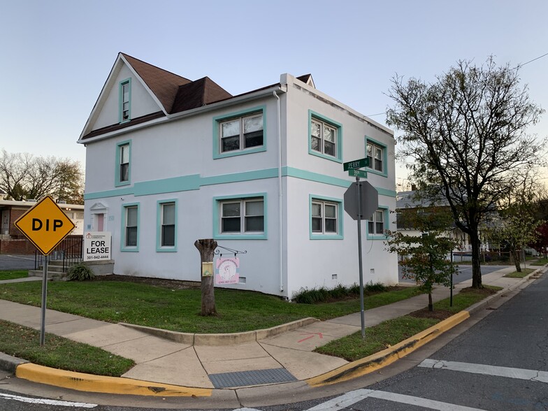 3501 Perry St, Mount Rainier, MD for lease - Building Photo - Image 1 of 17