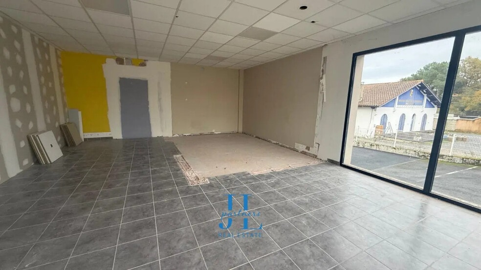 Retail in Eysines for lease - Interior Photo - Image 2 of 3