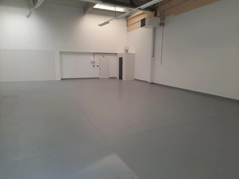Flex in Moissy-Cramayel for lease - Building Photo - Image 2 of 4