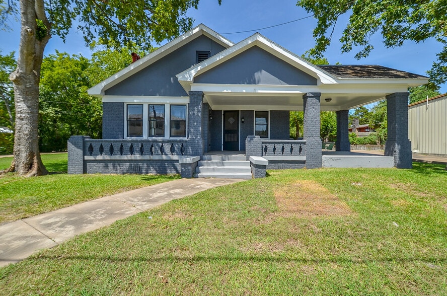 404 W Main St, Bellville, TX for sale - Primary Photo - Image 1 of 25
