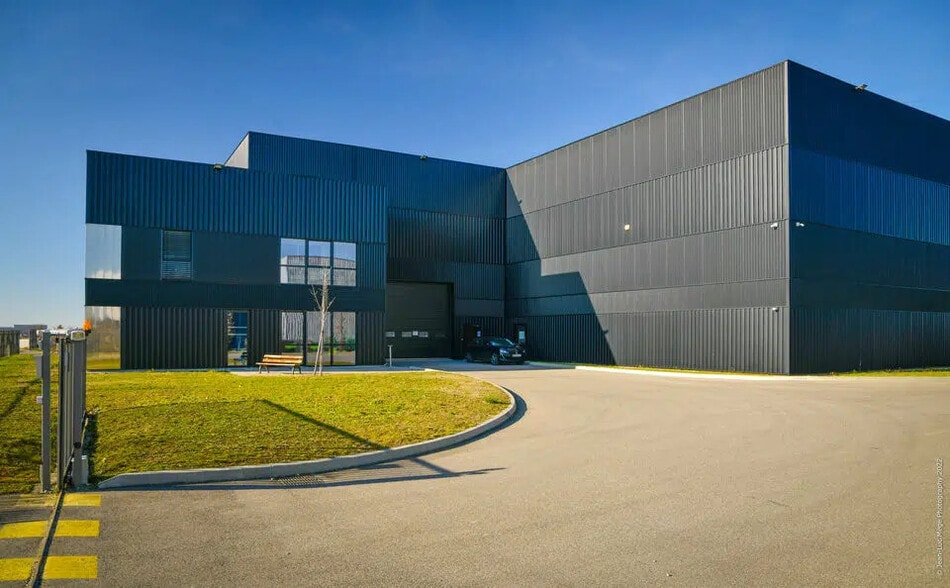 Office in Genas for lease - Building Photo - Image 3 of 8