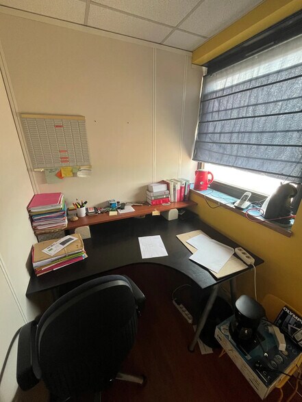 Office in Élancourt for lease - Interior Photo - Image 2 of 8
