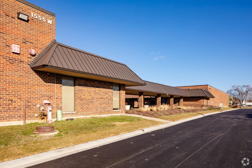 1555 W Hawthorne Ln, West Chicago, IL for sale - Primary Photo - Image 1 of 1