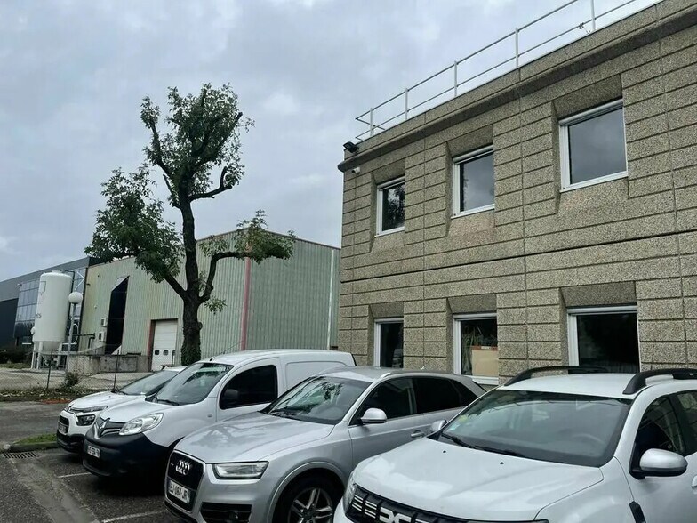 Office in Feyzin for lease - Building Photo - Image 1 of 5