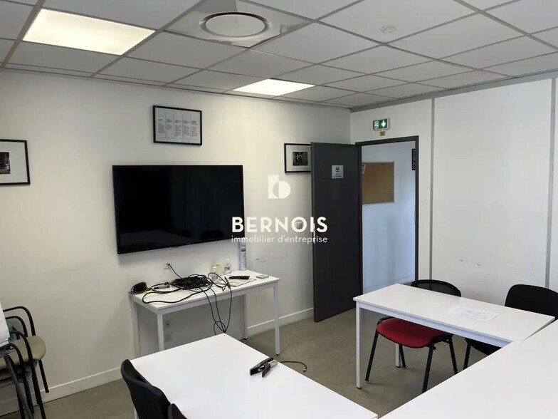 Office in La Garde for lease - Building Photo - Image 3 of 6