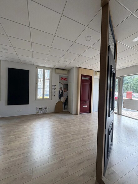 Retail in Bordeaux for lease - Interior Photo - Image 3 of 12