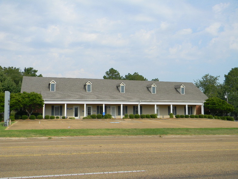 5888 Ridgewood Rd, Jackson, MS for sale - Building Photo - Image 1 of 1