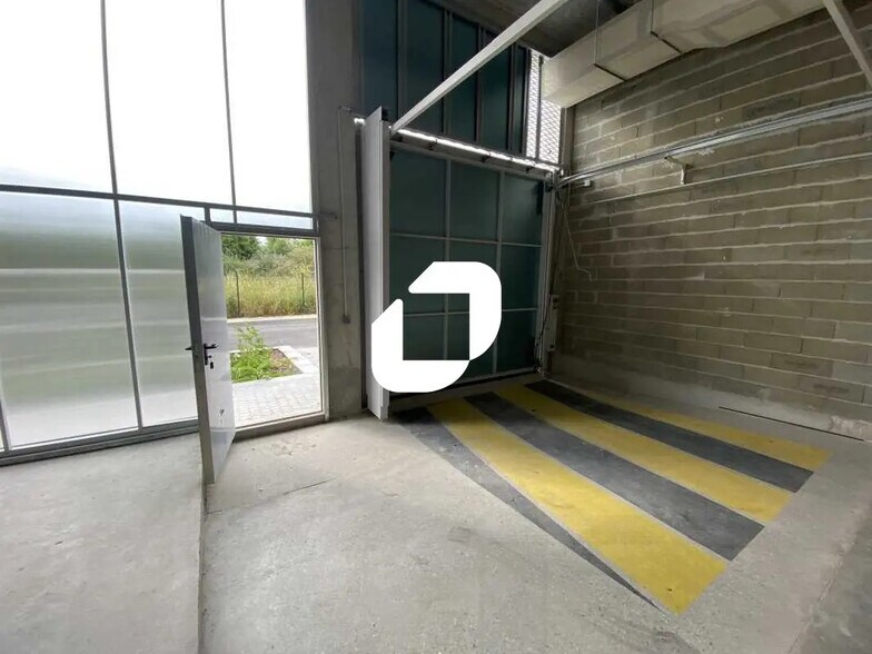 Flex in Bordeaux for lease - Interior Photo - Image 2 of 5