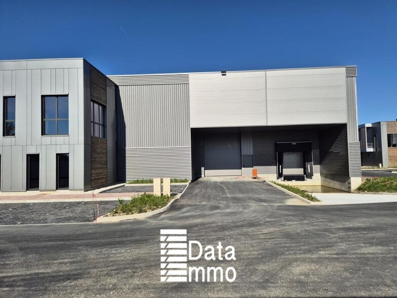 Industrial in Courtry for lease - Building Photo - Image 1 of 14