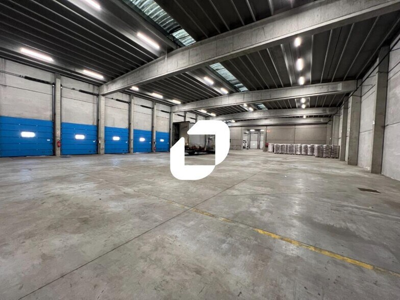 Flex in Roncq for lease - Interior Photo - Image 1 of 17