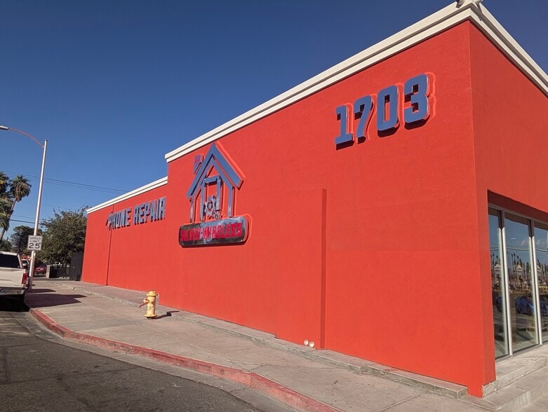 1703 E Charleston Blvd, Las Vegas, NV for sale - Building Photo - Image 2 of 28