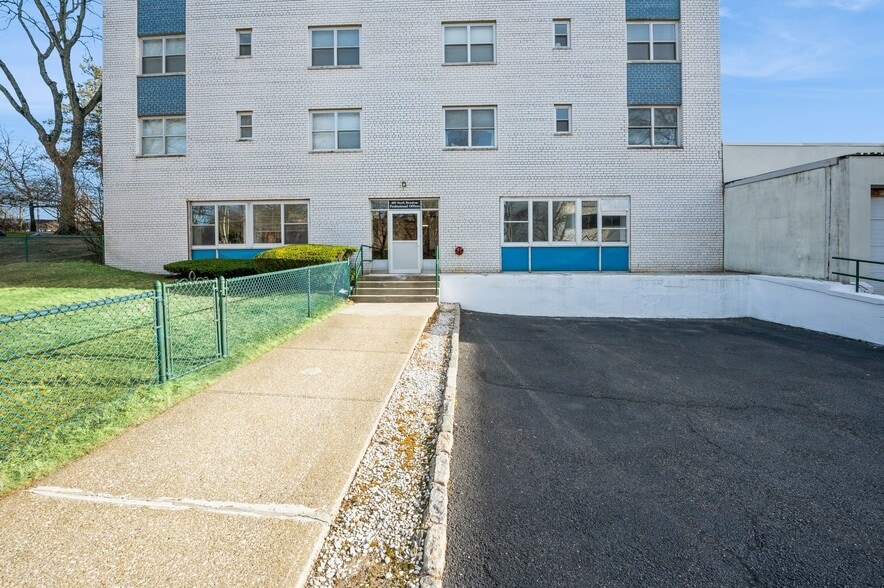 499 N Broadway, White Plains, NY for lease - Building Photo - Image 3 of 17