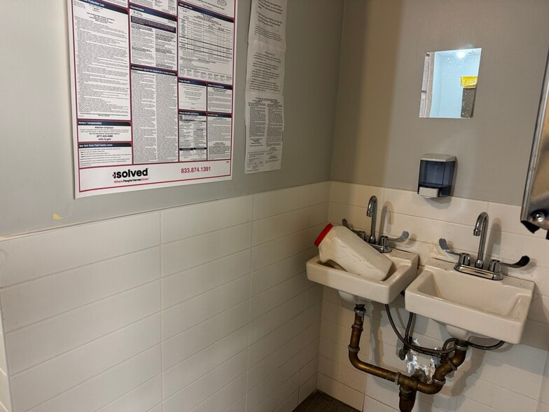 314 52nd St, Brooklyn, NY for lease - Interior Photo - Image 3 of 17