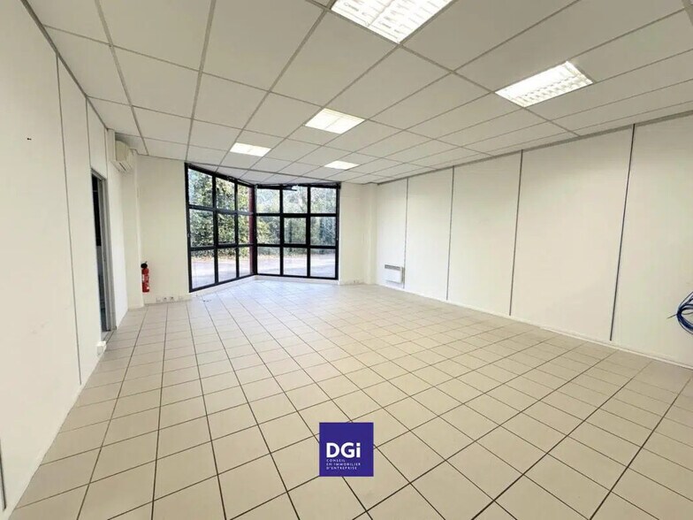 Office in Nîmes for lease - Interior Photo - Image 2 of 7