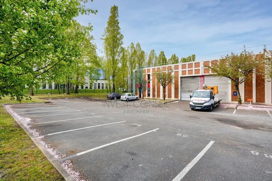 Flex in Éragny for lease - Building Photo - Image 1 of 5