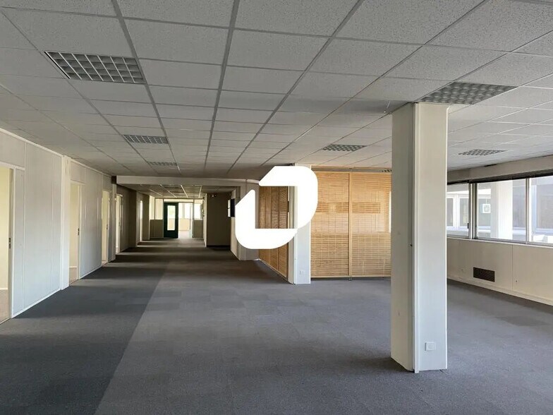Office in Grenoble for lease - Building Photo - Image 2 of 7