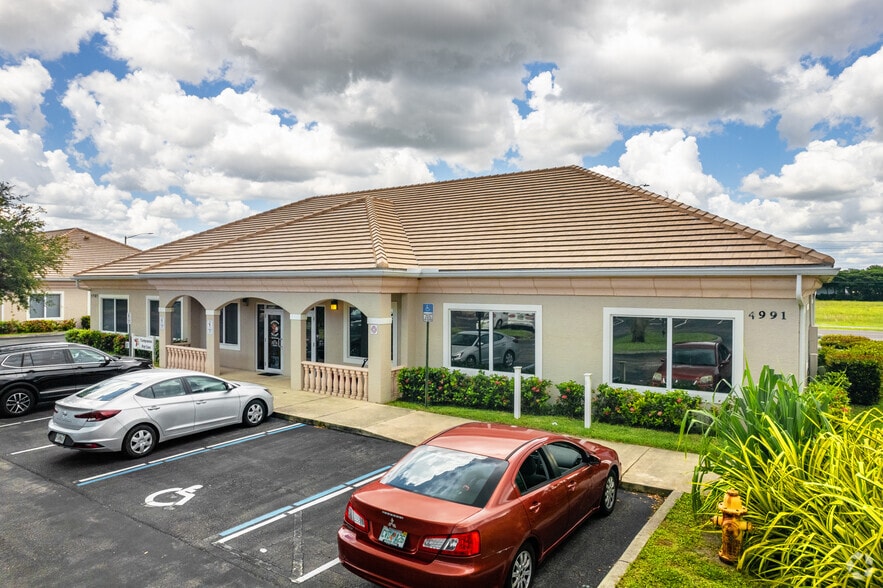 4989 Royal Gulf Cir, Fort Myers, FL for lease - Primary Photo - Image 2 of 14