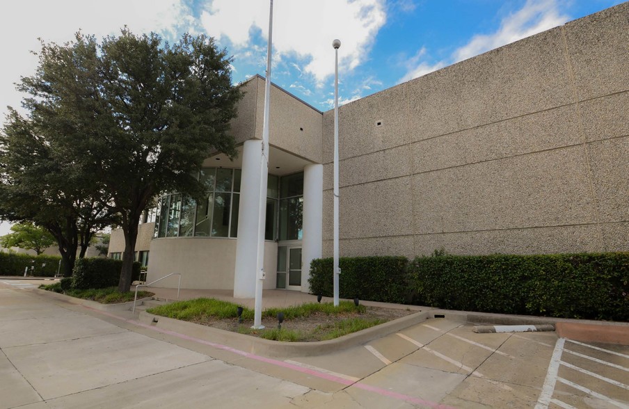 6001 Campus Circle Dr W, Irving, TX for sale - Primary Photo - Image 1 of 8