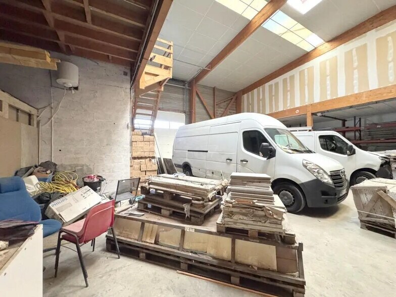 Flex in Chanteloup-les-Vignes for lease - Interior Photo - Image 2 of 13