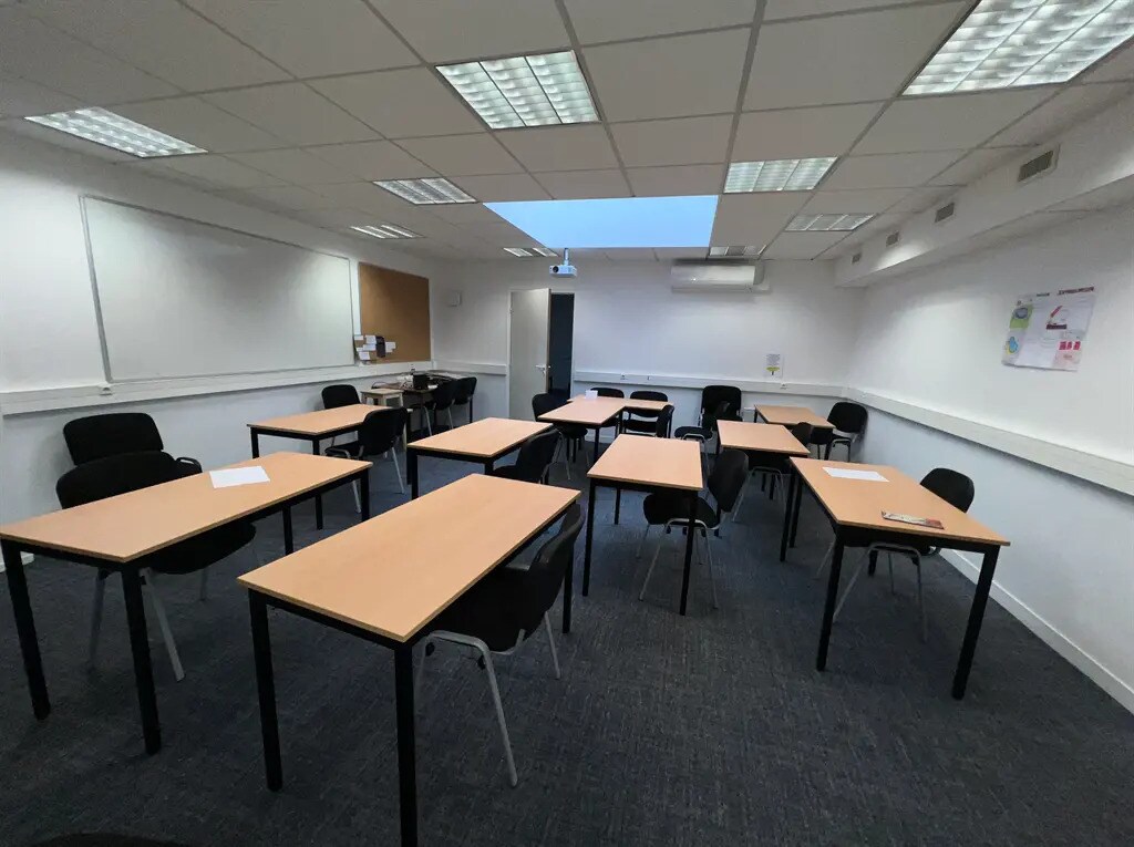 Office in Paris for lease Building Photo- Image 1 of 6