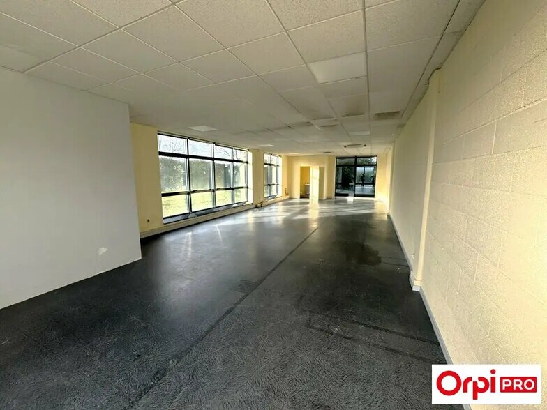 Flex in Les Ulis for lease - Interior Photo - Image 3 of 6