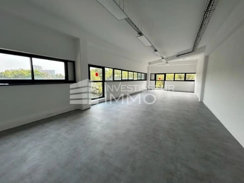 Office in Saint-Denis for lease - Interior Photo - Image 1 of 4