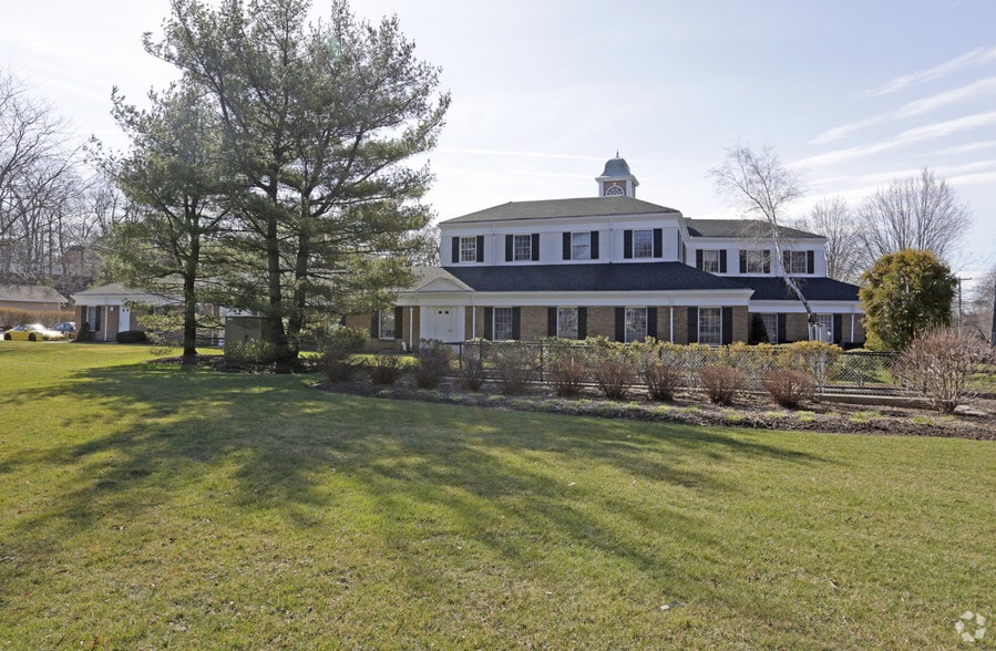 300 E Main St, Smithtown, NY for lease - Building Photo - Image 3 of 8