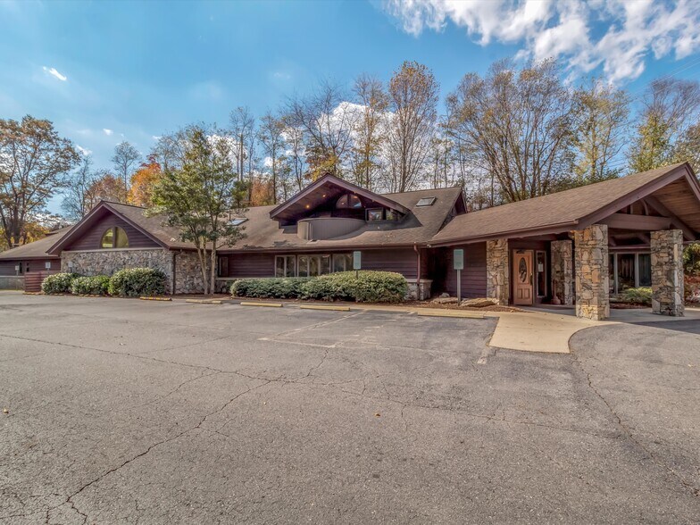 540 Hospital Dr, Clyde, NC for sale - Building Photo - Image 2 of 41