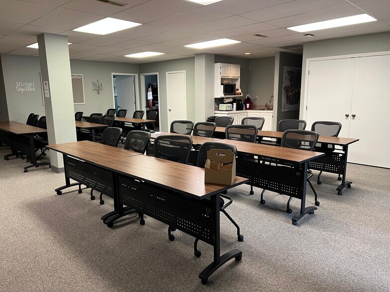 1525 W Sunshine, Springfield, MO for lease - Building Photo - Image 2 of 6