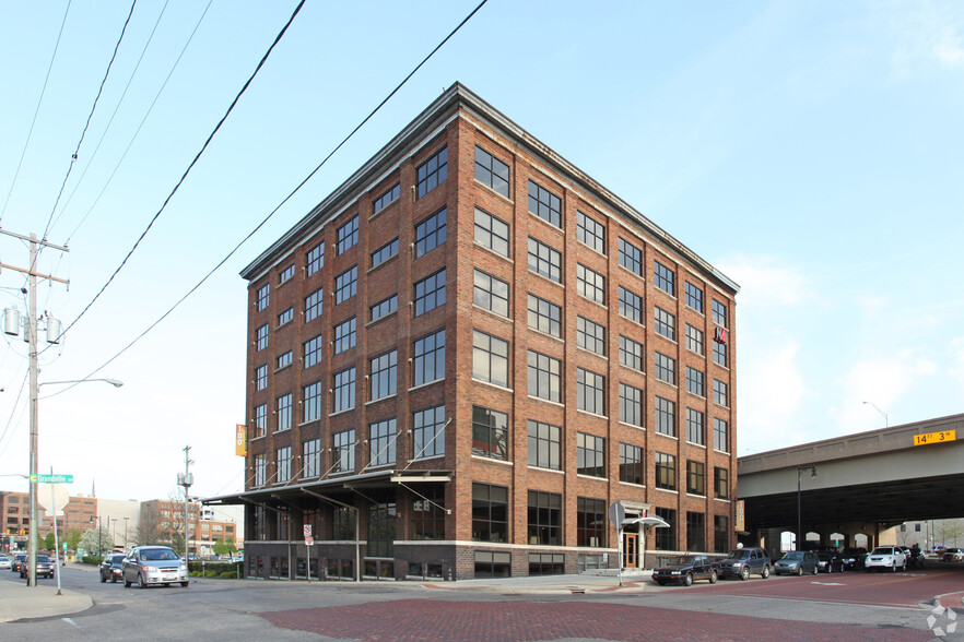 100 Grandville Ave SW, Grand Rapids, MI for lease - Building Photo - Image 1 of 12