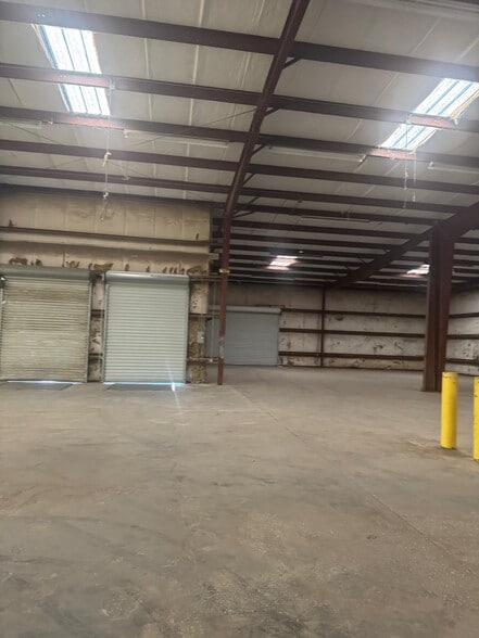 4006 W Crest Ave, Tampa, FL for lease - Building Photo - Image 2 of 22