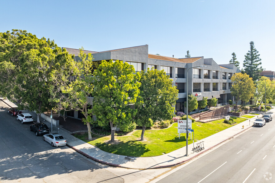 20700 Ventura Blvd, Woodland Hills, CA for sale - Building Photo - Image 3 of 23