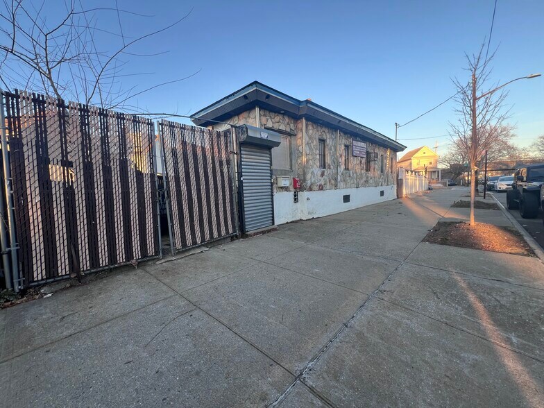 15911 Linden Blvd, Jamaica, NY for sale - Primary Photo - Image 1 of 1