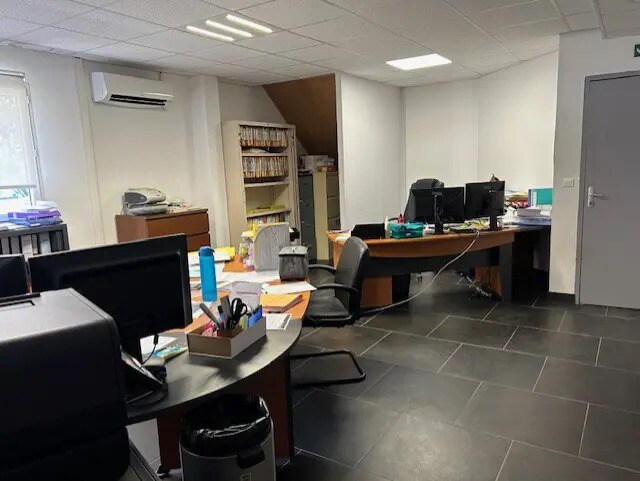 Location Bureaux 182 m² - Photo 1