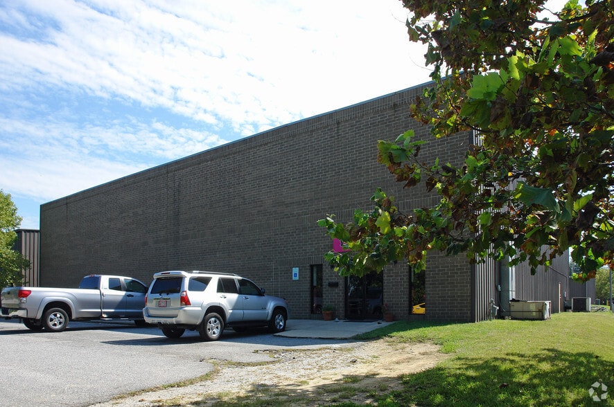 631 Mcway Dr, High Point, NC for sale - Primary Photo - Image 1 of 1