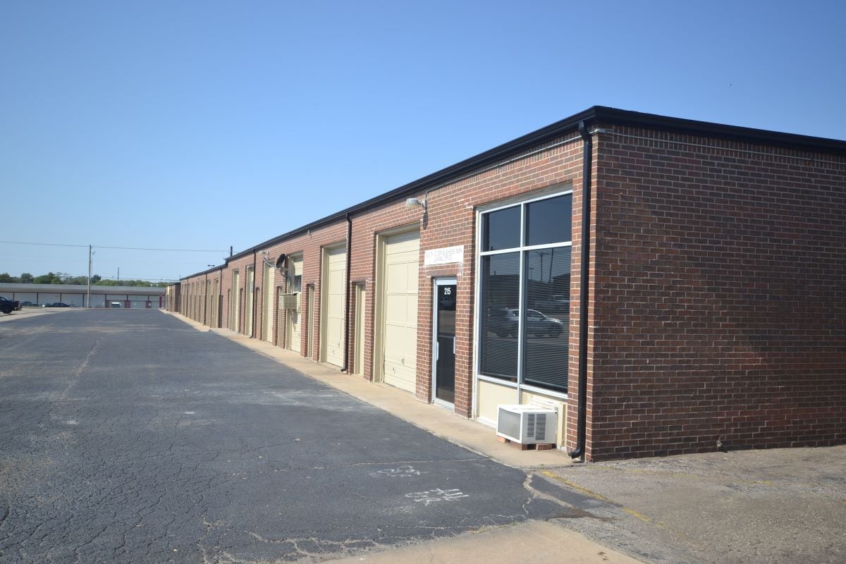 2612 Oliver, Wichita, KS for lease Interior Photo- Image 1 of 14