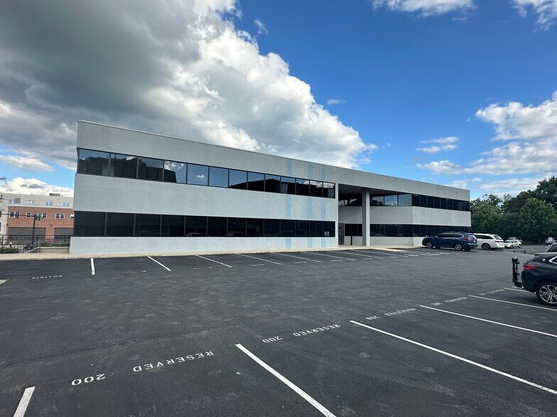 4084 University Dr, Fairfax, VA for lease - Building Photo - Image 2 of 13